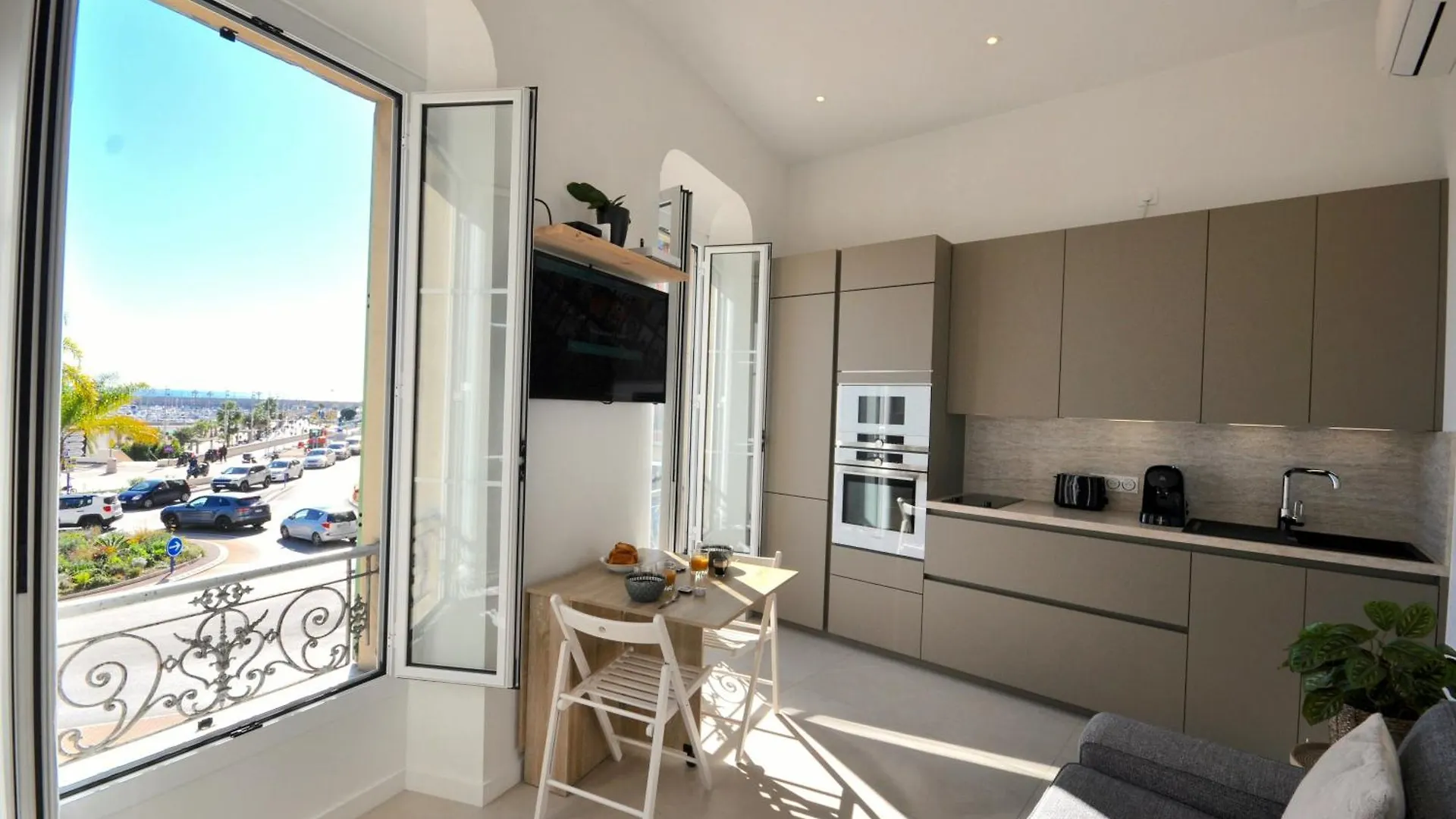 Menton # Monaco - F1 Gp - 4 Persons - Sea View - New - Parking - Clim - Premium - Beach And Sun Apartment