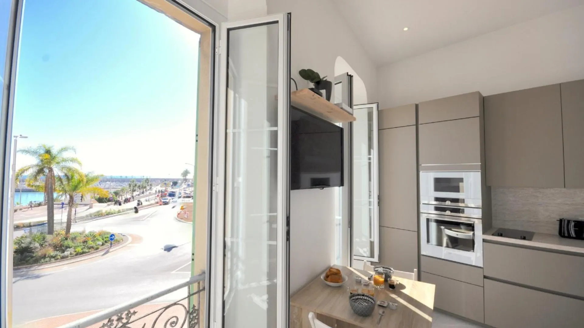 Menton # Monaco - F1 Gp - 4 Persons - Sea View - New - Parking - Clim - Premium - Beach And Sun 0*,  France