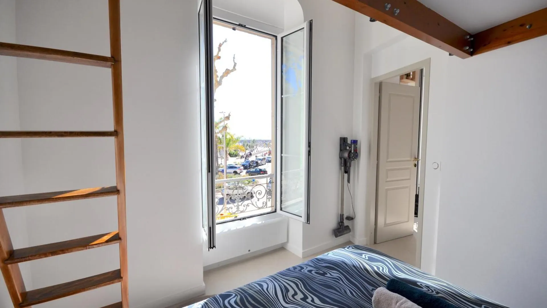 Menton # Monaco - F1 Gp - 4 Persons - Sea View - New - Parking - Clim - Premium - Beach And Sun Apartment